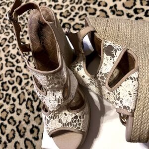 NEW LUCKY BRAND PLATFORM SANDALS SIZE 11M